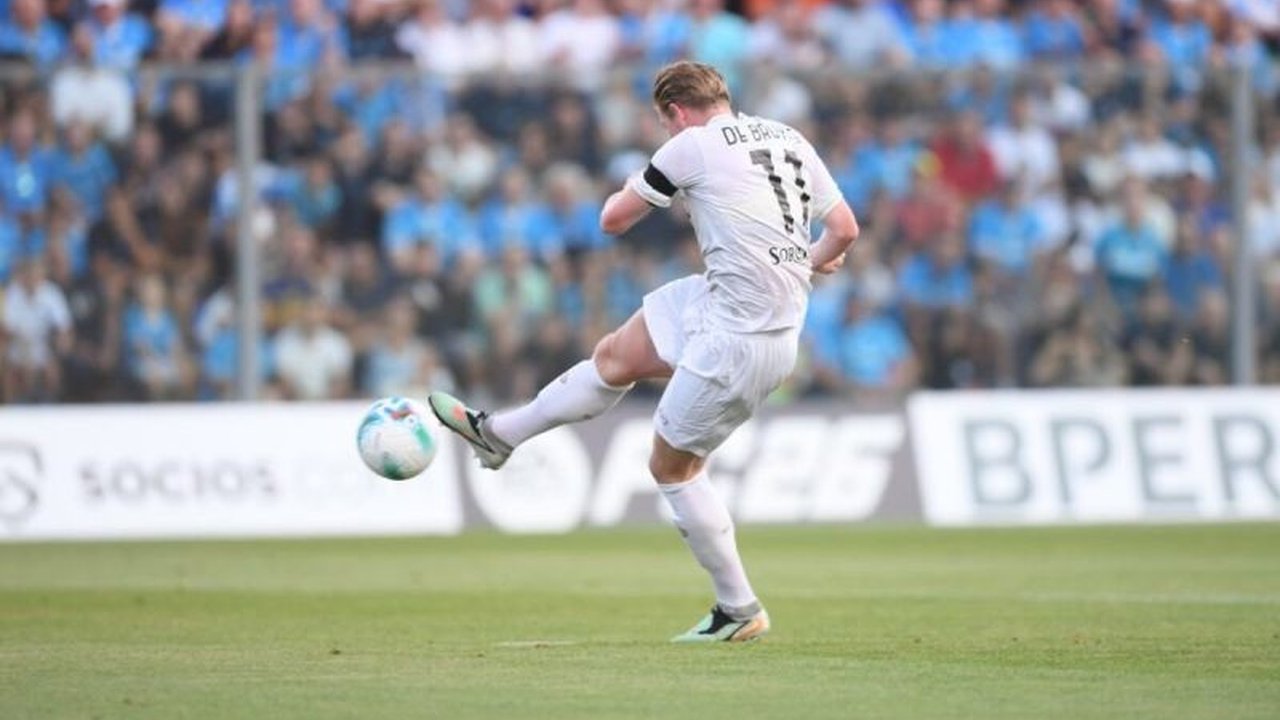 Napoli Tundukkan Girona dalam laga pramusim yang dramatis dengan skor 3-2, di mana seluruh gol tercipta di babak pertama. Simak jalannya pertandingan sengit ini!