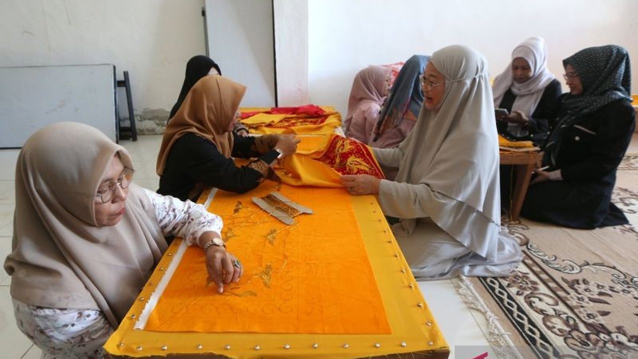 Harga emas di Pegadaian hari ini menunjukkan dinamika menarik; emas Antam turun, UBS naik tipis, sementara Galeri24 stabil. Simak rincian harga emas Pegadaian selengkapnya!