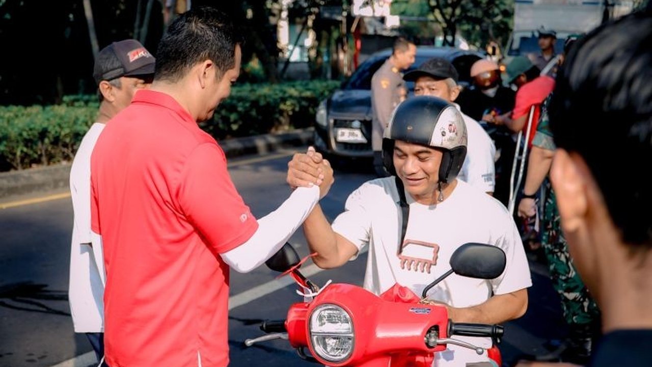 Sinergi Forkopimda Jembrana dan PPDI dalam pembagian 500 bendera Merah Putih di jalan raya, menggugah patriotisme jelang HUT RI ke-80. Simak pesan moral di baliknya!