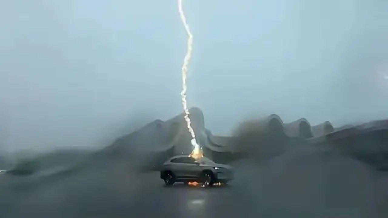 Mobil BYD disambar Petir (Sanyan Tech)