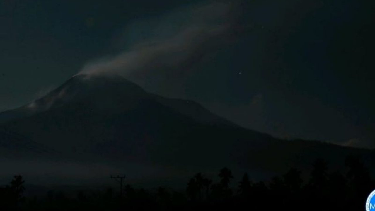 Gunung Lewotobi Laki-laki di Flores Timur kembali erupsi tiga kali pada 8-9 Agustus 2025. Meskipun tren penurunan, aktivitas vulkanik masih tinggi. Apa penyebabnya?