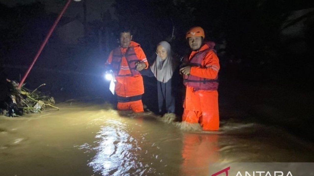 BPBD Kabupaten Bogor tangani beragam bencana Bogor seperti banjir dan longsor akibat hujan deras, berdampak pada ribuan jiwa. Simak detail penanganan dan wilayah terdampak!