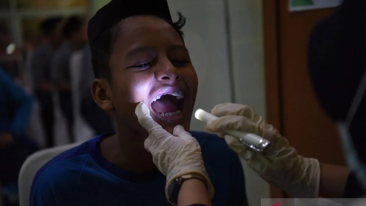 Kemenag DKI Jakarta memastikan program Cek Kesehatan Gratis Madrasah berjalan optimal. Simak bagaimana upaya pemantauan ini menjamin kesehatan ratusan ribu siswa madrasah.