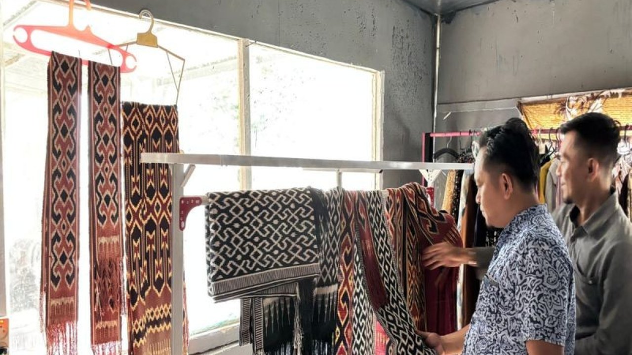 Dinas Koperindag Sulbar gencar lakukan verifikasi IKM Sulbar di Mamuju. Langkah ini krusial demi memastikan bantuan tepat sasaran dan mendukung pertumbuhan ekonomi daerah. Apa saja yang diverifikasi?