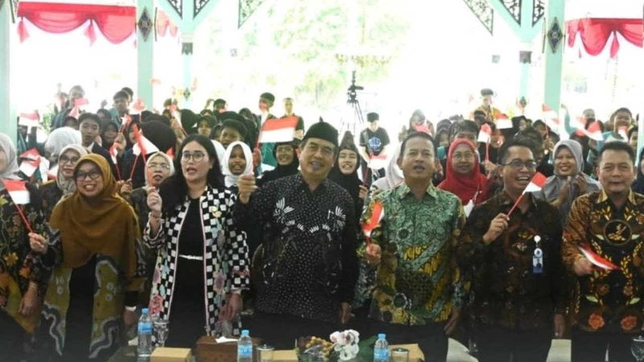 OJK Kediri bersama Pemkab Madiun gencar ajak siswa menabung sejak dini melalui peringatan Hari Indonesia Menabung 2025, targetkan inklusi keuangan 91%.