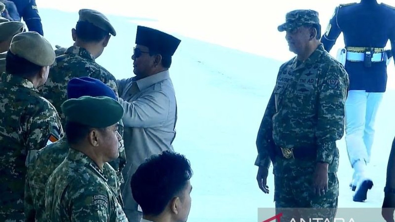 Presiden Prabowo Subianto tertangkap kamera merapikan baret Menteri Muhaimin Iskandar dan Ketua DPD Sultan Bachtiar jelang upacara militer. Simak detail momen menarik ini!