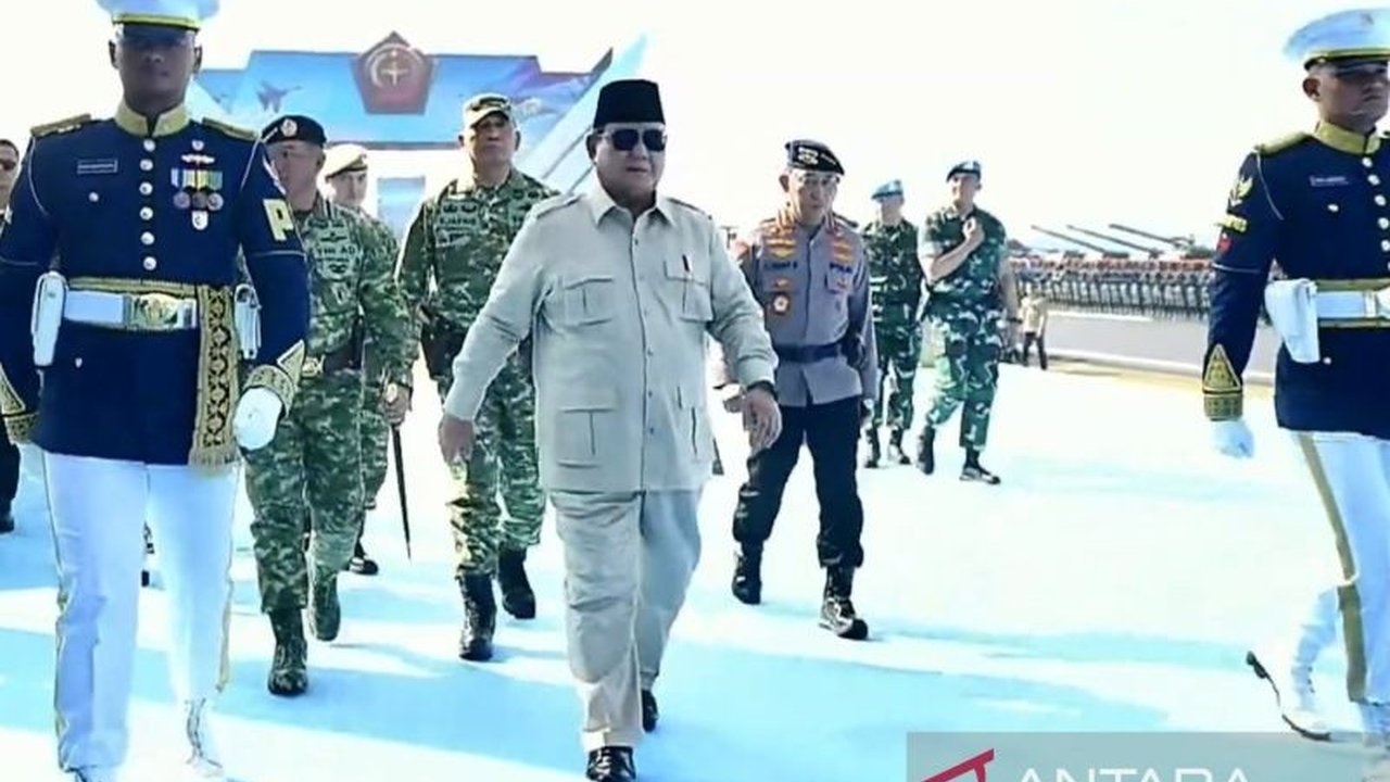Presiden Prabowo Subianto memimpin upacara penting di Batujajar, termasuk **pelantikan Wakil Panglima TNI** dan peresmian enam Kodam baru, menandai era baru pertahanan.