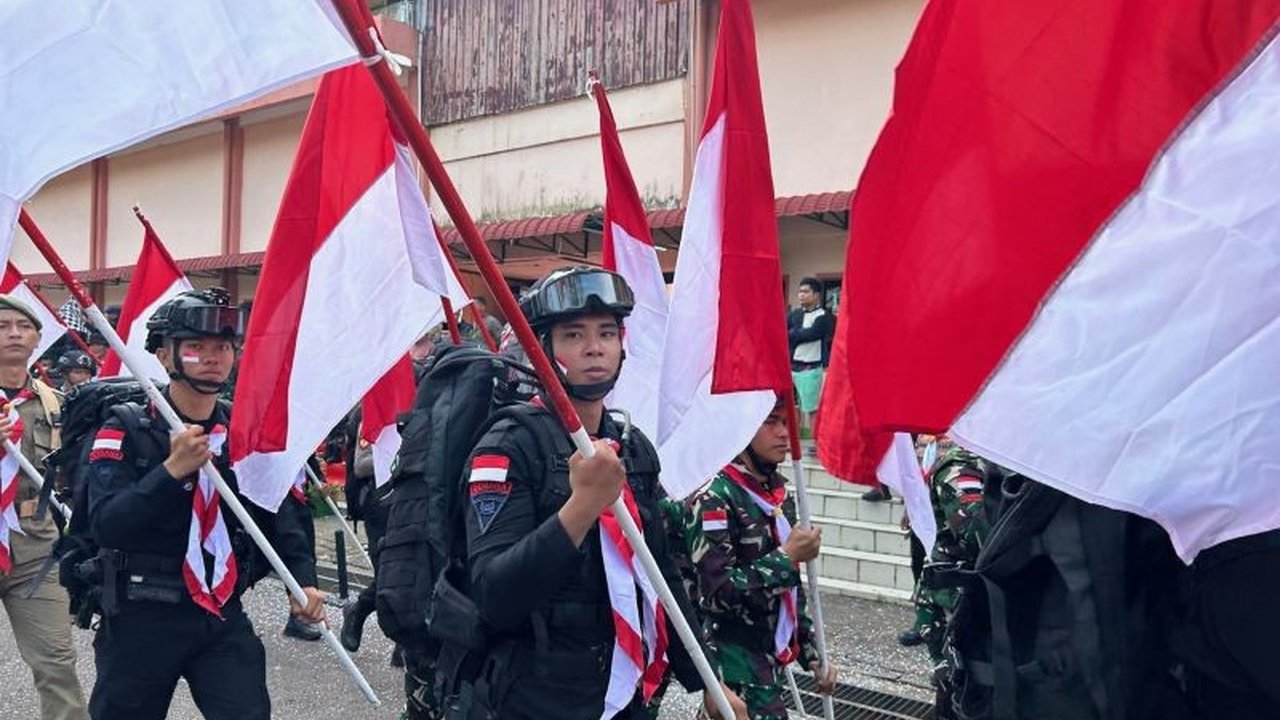 Kirab Kebangsaan Batam meriahkan HUT RI ke-80 dengan 80 personel gabungan TNI/Polri/Pemkot menempuh 17 km. Simak detail kemeriahan dan tujuannya!