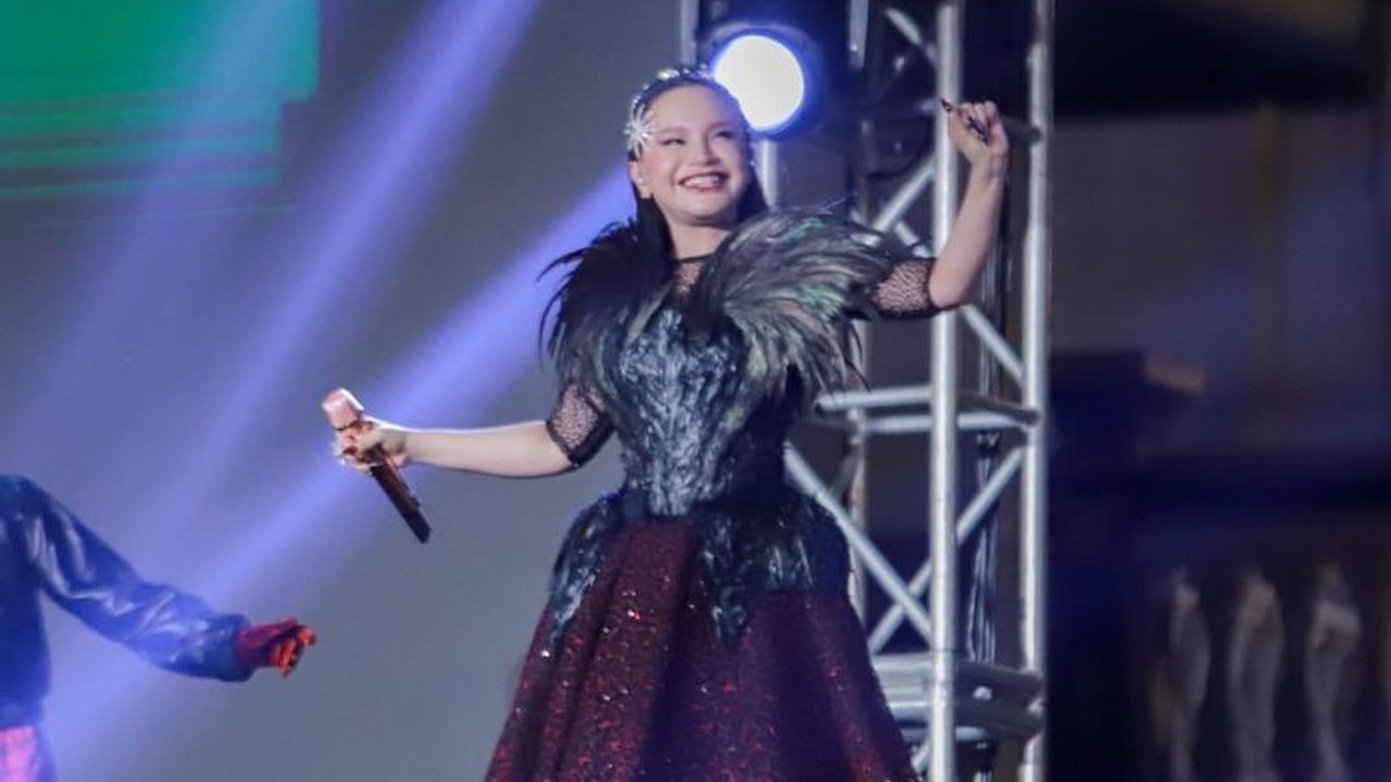 Pagelaran Artwear JFC 2025 resmi ditutup dengan penampilan memukau Rossa dan atraksi kembang api spektakuler dari Jepang, meninggalkan kesan tak terlupakan di Jember.