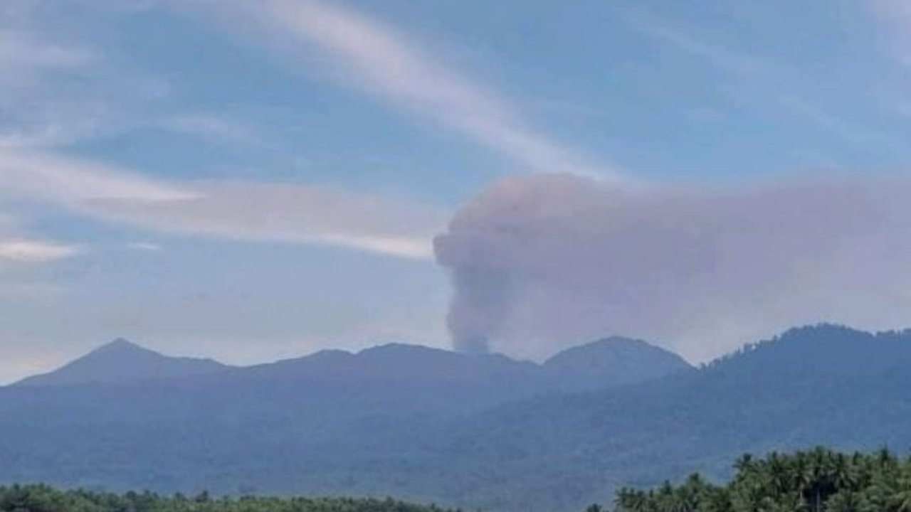 Gunung Dukono di Halmahera Utara kembali erupsi, menyemburkan abu vulkanik setinggi 800 meter. Simak imbauan terbaru bagi masyarakat sekitar.