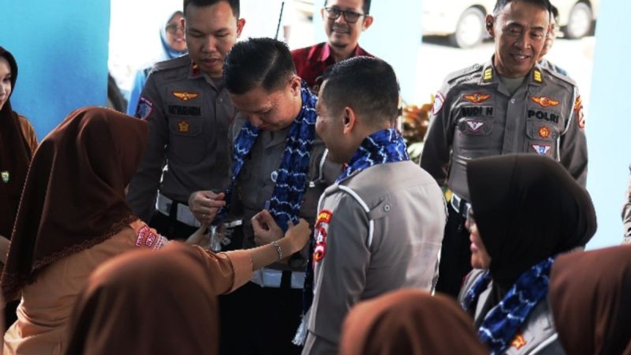 Polresta Banjarmasin menginisiasi program pendidikan lalu lintas masuk kurikulum sekolah, bertujuan membentuk generasi pelajar yang terdidik dan peduli keselamatan berlalu lintas sejak dini. Simak detailnya!