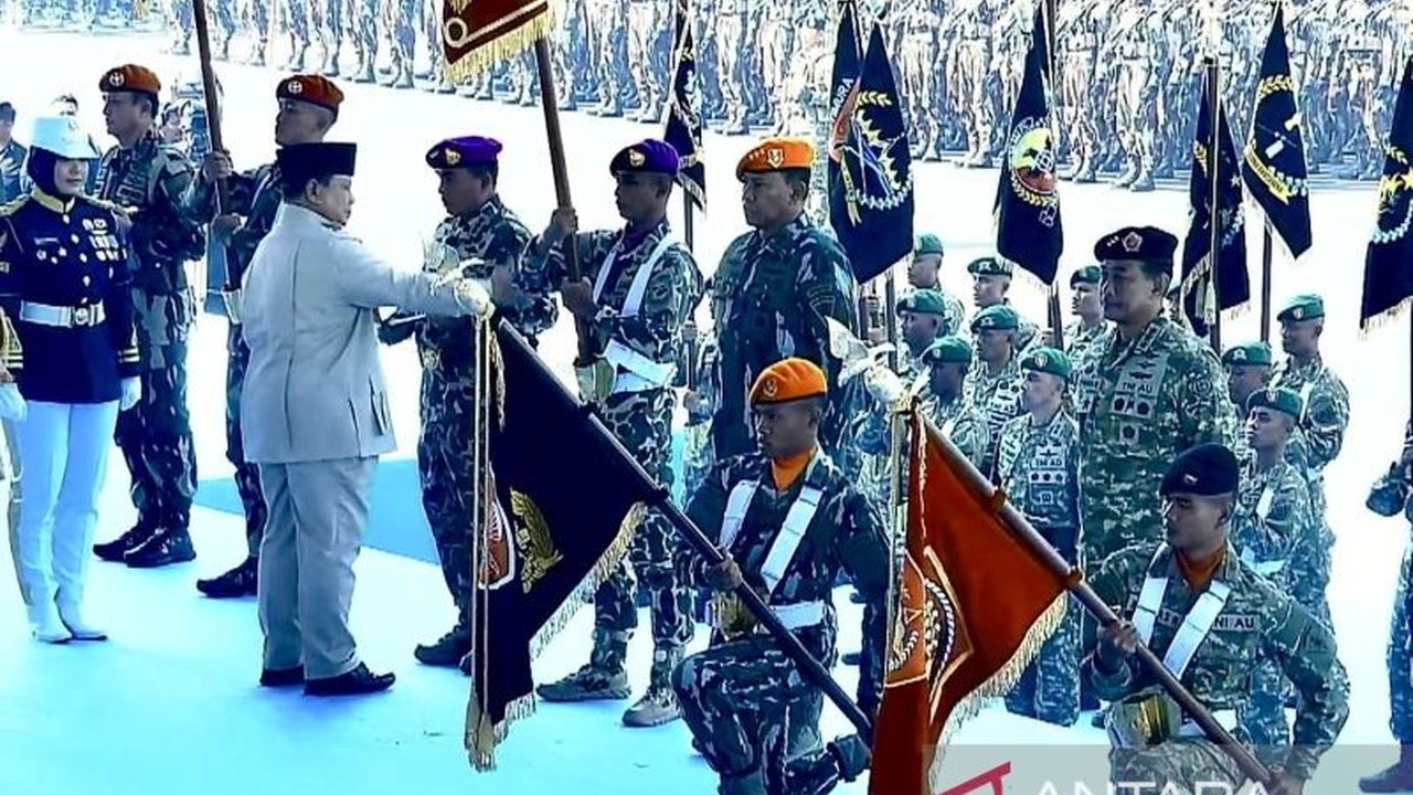 Presiden Prabowo Subianto resmi kukuhkan pimpinan pasukan elite TNI bintang tiga, menandai era baru modernisasi dan penguatan struktur militer nasional. Simak detail lengkapnya!