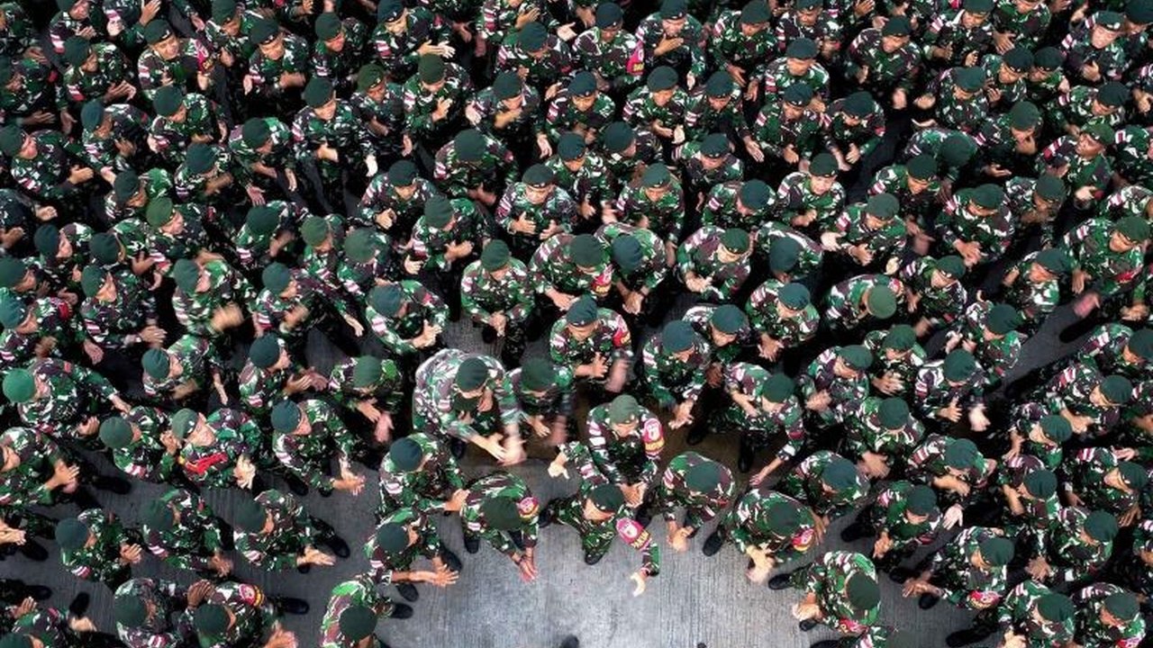 Pemerintah Indonesia melakukan pengembangan satuan TNI, termasuk Kopassus, Korps Marinir, dan Kopasgat, yang kini akan dipimpin perwira tinggi bintang tiga. Apa implikasinya bagi pertahanan negara dan kesejahteraan rakyat?