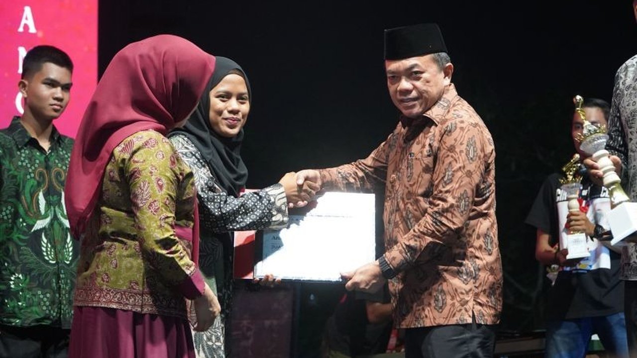 Festival Batanghari di Jambi sukses besar, menarik 1,1 juta pengunjung dan mencatat perputaran ekonomi fantastis. Simak detail pencapaiannya!