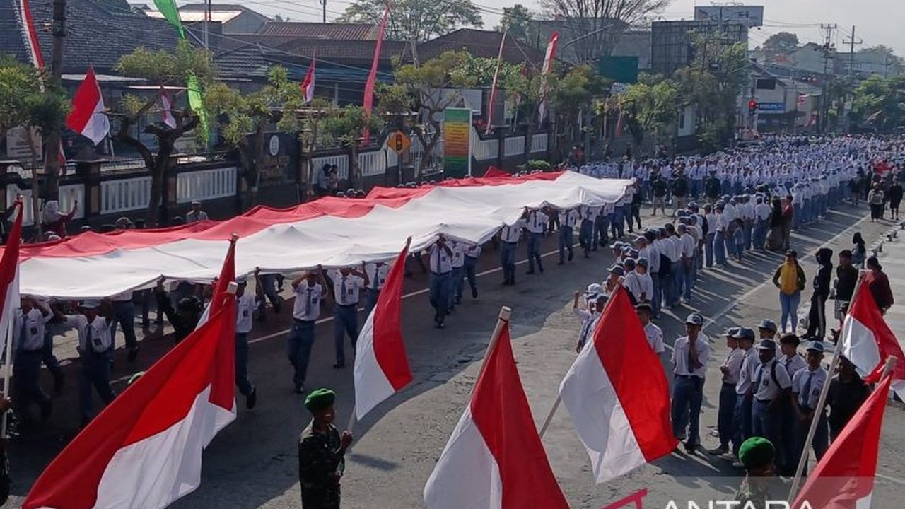 Ratusan pelajar dan Kodim Temanggung menggelar pembentangan bendera Merah Putih raksasa berukuran 30x11 meter. Simak makna di balik aksi patriotik ini!