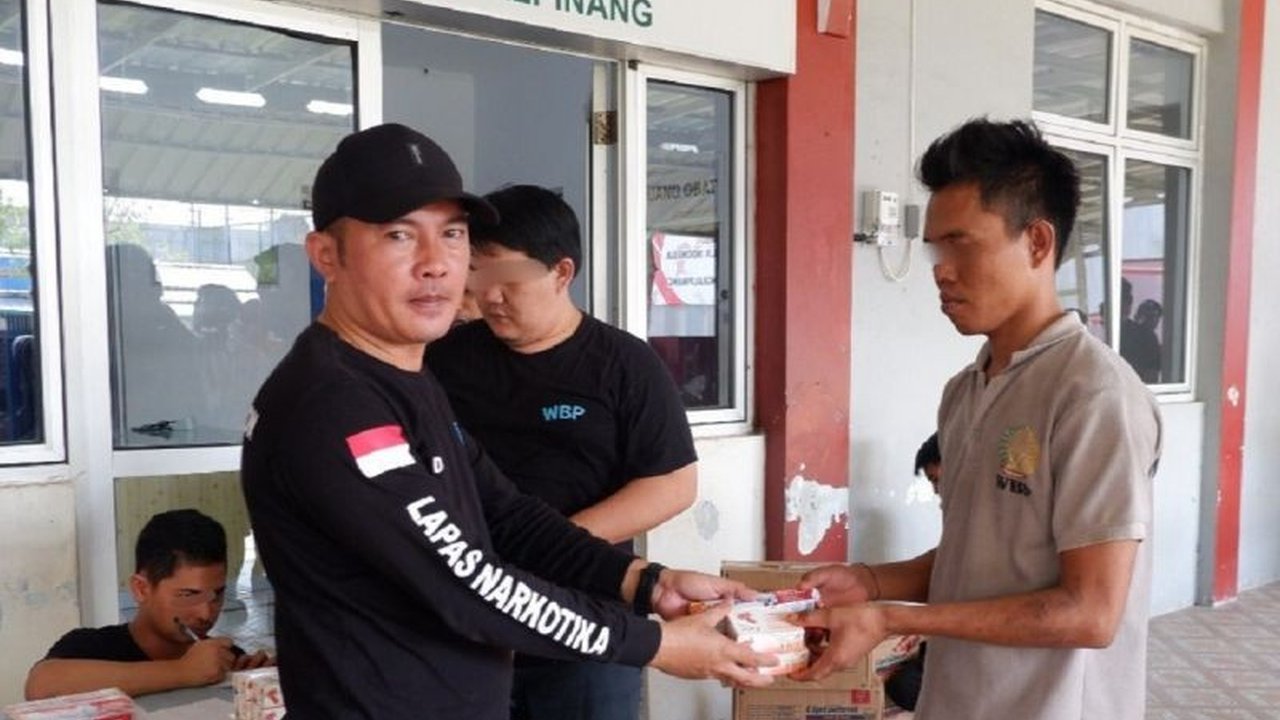 Lapas Narkotika Pangkalpinang mengambil langkah proaktif meningkatkan kualitas kesehatan WBP dengan mendistribusikan perlengkapan mandi dan edukasi kebersihan.