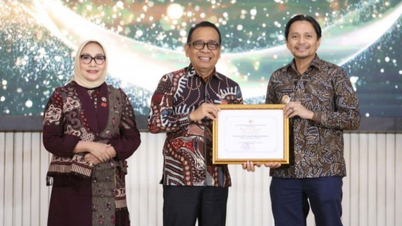 Kalsel berhasil meraih Penghargaan Provinsi Layak Anak 2025 dari Kementerian PPPA. Simak bagaimana Pemprov Kalsel memenuhi lima hak dasar anak dan dampaknya bagi generasi muda.