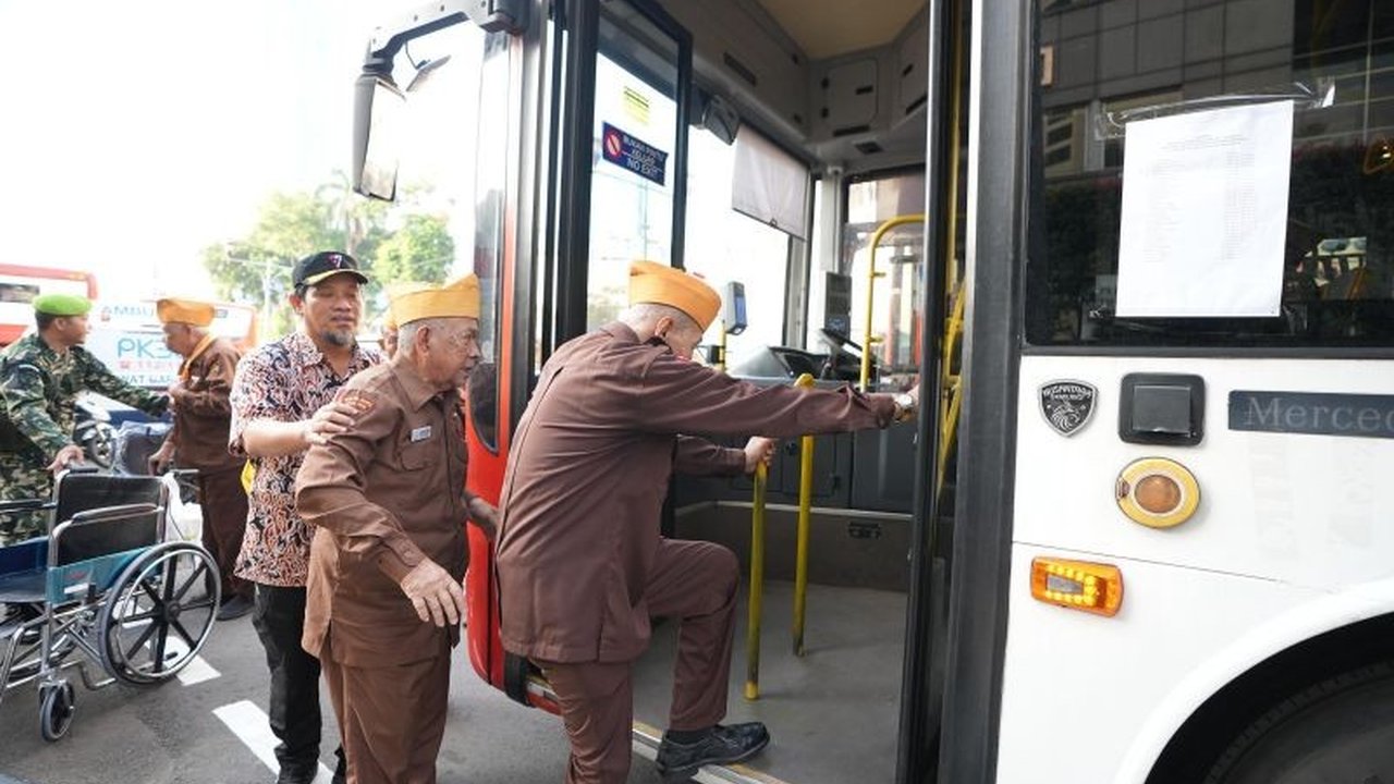 Ratusan Veteran Kemerdekaan merayakan Hari Veteran Nasional dengan tur keliling Jakarta gratis menggunakan Transjakarta. Simak momen kebanggaan mereka!