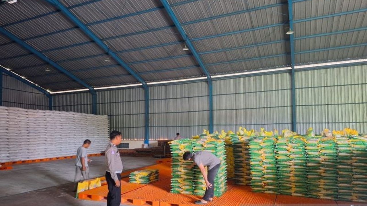 Polres Penajam Paser Utara secara berkala memantau ketersediaan beras dan minyak goreng di gudang Bulog, memastikan stok aman dan kualitas terjaga untuk kebutuhan masyarakat.