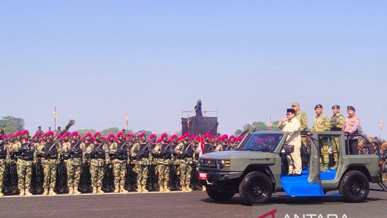 Ribuan warga antusias memadati Batujajar untuk menyaksikan langsung pengukuhan Wakil Panglima TNI serta gelar pasukan dan alutsista, menciptakan momen bersejarah.