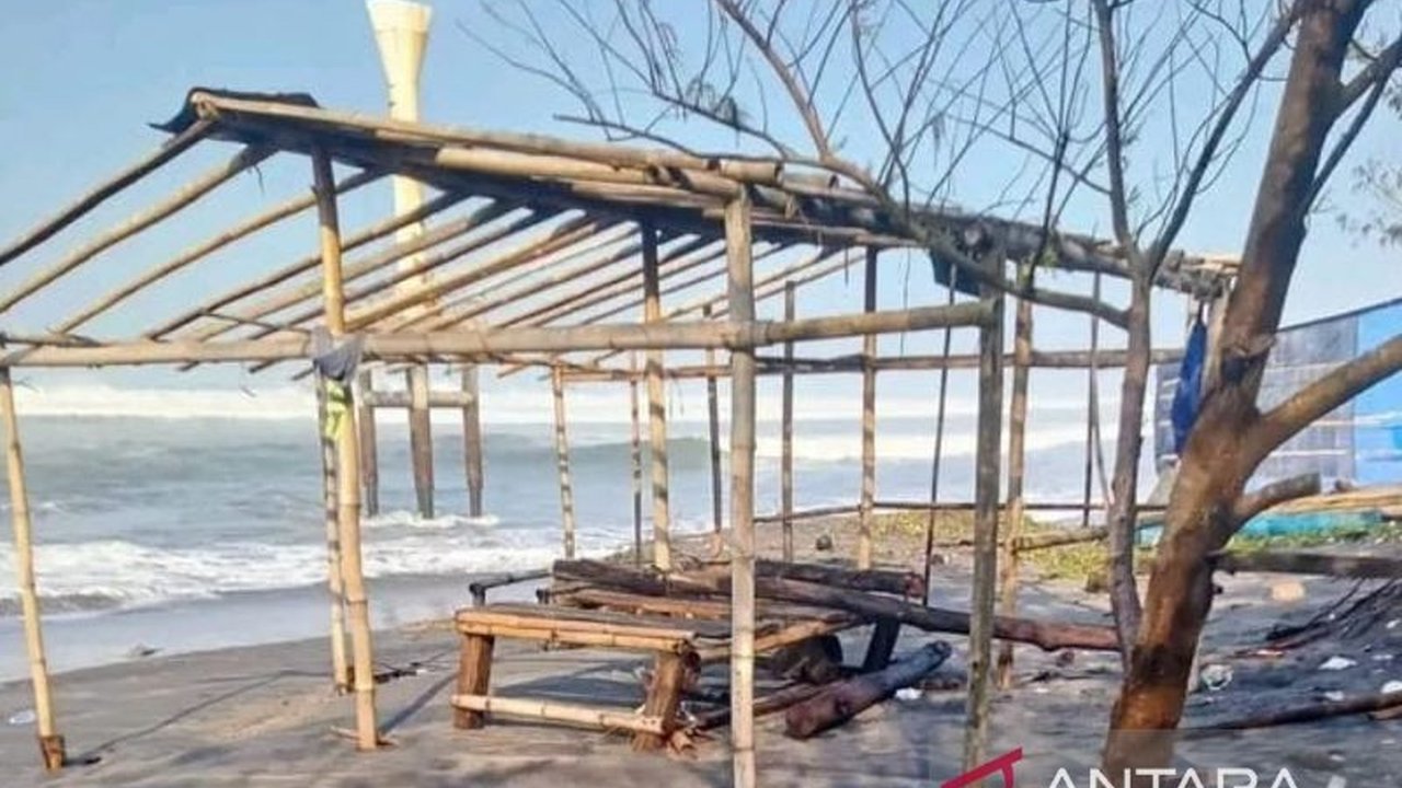 BPBD Cianjur menyiagakan petugas dan relawan di pantai selatan menyusul prediksi gelombang tinggi. Masyarakat diimbau meningkatkan kewaspadaan terhadap ancaman gelombang tinggi yang berdampak pada perahu nelayan dan fasilitas pantai.