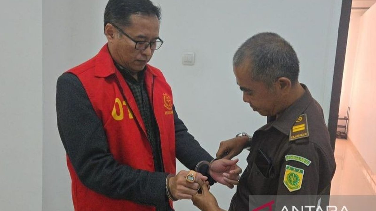 Kasus dugaan korupsi PJU Cianjur semakin memanas. Tersangka AM mengajukan praperadilan, sementara Kejari Cianjur siap hadapi gugatan. Apa saja poin gugatan mereka?