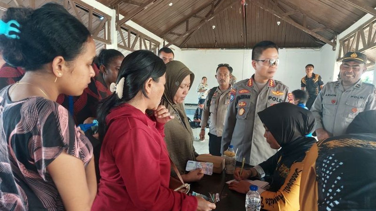 Polda Papua Barat Daya bersama Bulog sukses menggelar distribusi beras murah 20 ton di Sorong. Simak bagaimana program ini meringankan beban masyarakat!