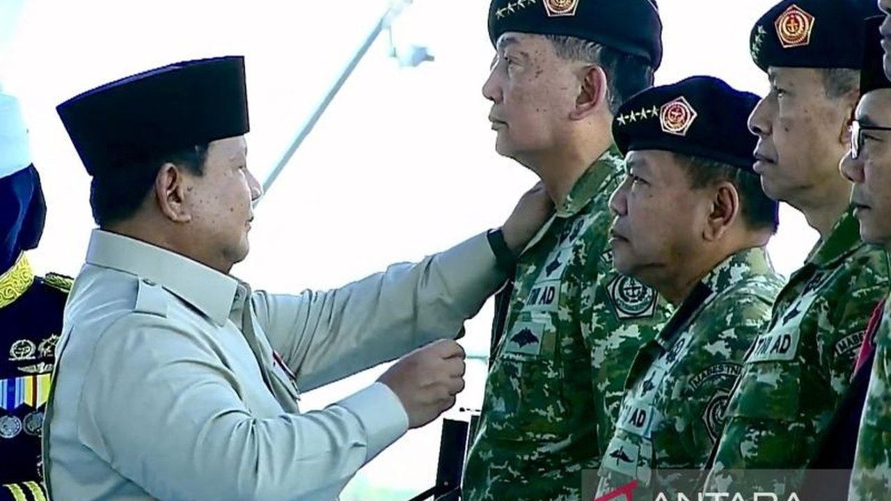Presiden Prabowo Subianto menganugerahkan pangkat Jenderal Kehormatan bintang empat kepada lima purnawirawan TNI. Siapa saja mereka dan apa jasa besar yang telah mereka ukir bagi bangsa?