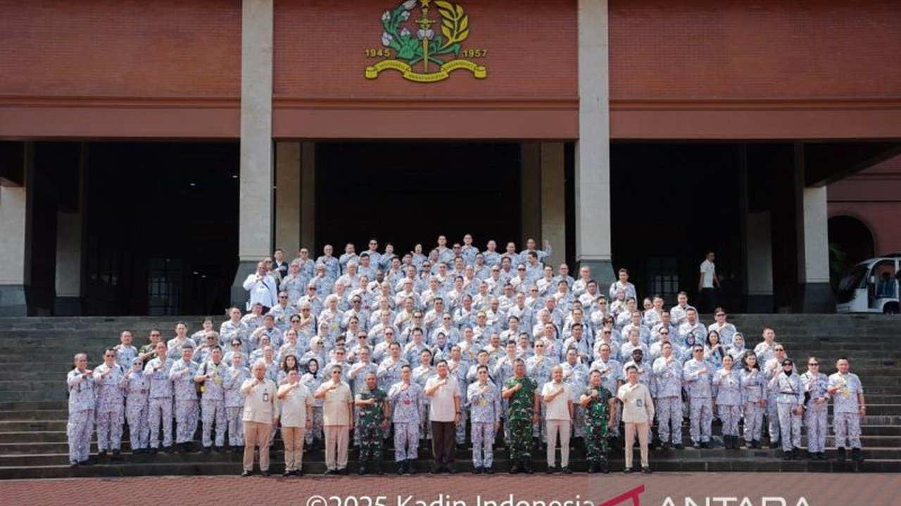 Kadin Indonesia perkuat semangat 'Indonesia Incorporated' demi akselerasi pertumbuhan ekonomi nasional hingga 8 persen. Bagaimana strategi kolaborasi ini akan diwujudkan?