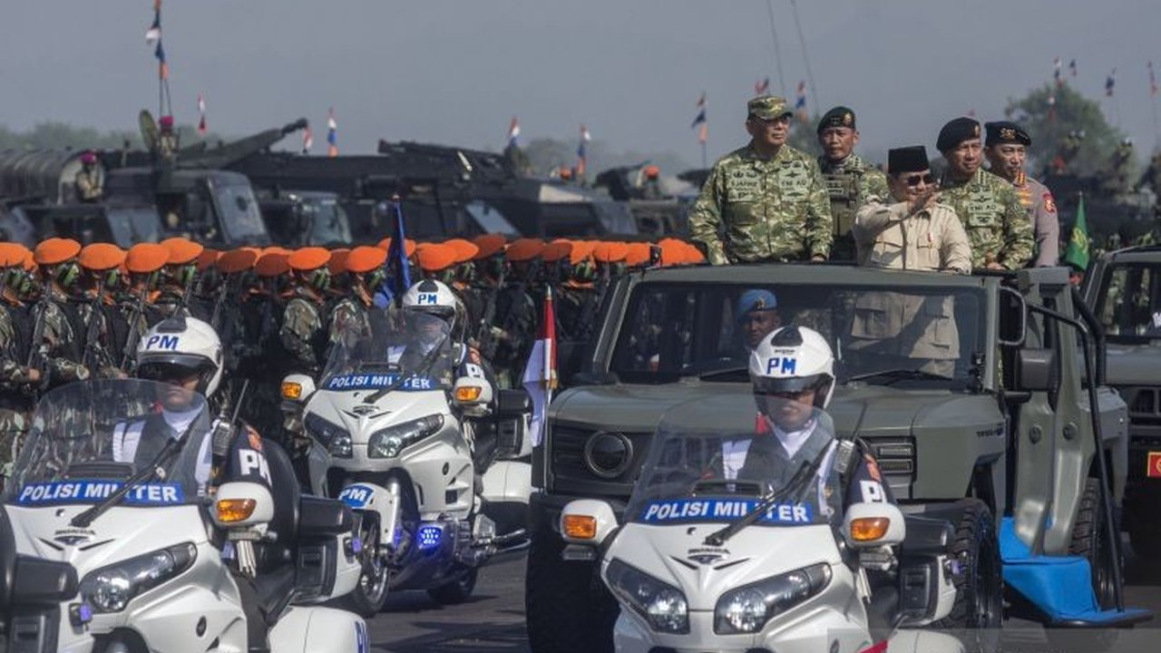 Presiden Prabowo Subianto mengeluarkan perintah tegas kepada komandan TNI untuk selalu berada di garis depan. Mengapa kepemimpinan di lapangan begitu krusial bagi TNI?