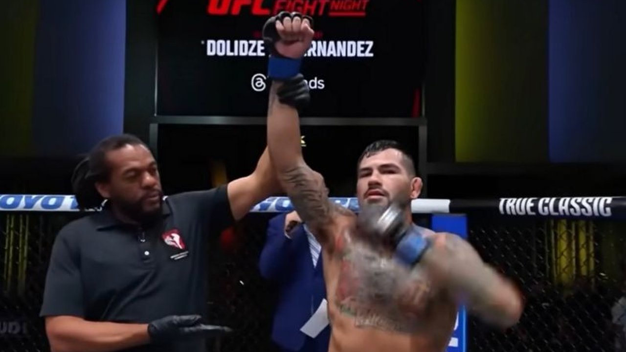 Petarung Anthony Hernandez UFC menyuarakan ambisinya untuk perebutan gelar juara setelah kemenangan KO dramatis atas Roman Dolidze. Akankah ia mendapatkan kesempatan emasnya?