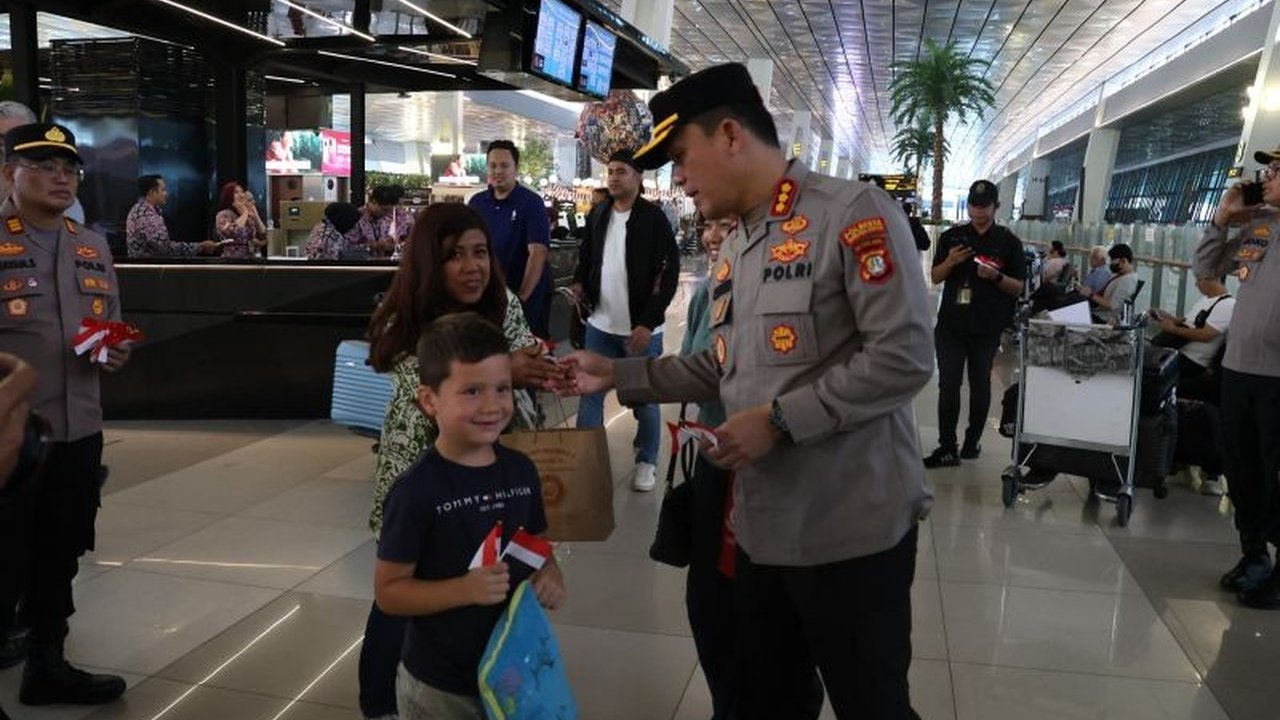 Polresta Bandara Soetta menggelar aksi Pembagian Bendera Merah Putih kepada 5.000 penumpang, menumbuhkan semangat nasionalisme jelang HUT RI ke-80. Simak pesan di baliknya!