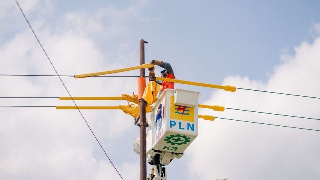 PLN Jatim berhasil melaksanakan pemeliharaan tanpa padam di beberapa wilayah, menyelamatkan energi besar demi keandalan pasokan listrik jelang HUT ke-80 RI. Simak upaya inovatifnya!