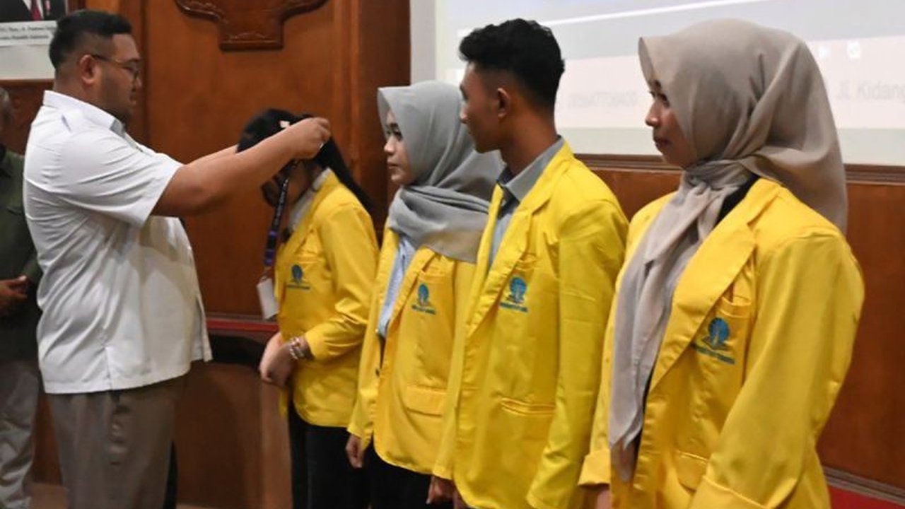 Wakil Bupati Purbalingga, Dimas Prasetyahani, menekankan pentingnya fokus dan konsistensi bagi mahasiswa baru UT, mengingatkan bahwa studi adalah investasi masa depan yang harus diselesaikan.