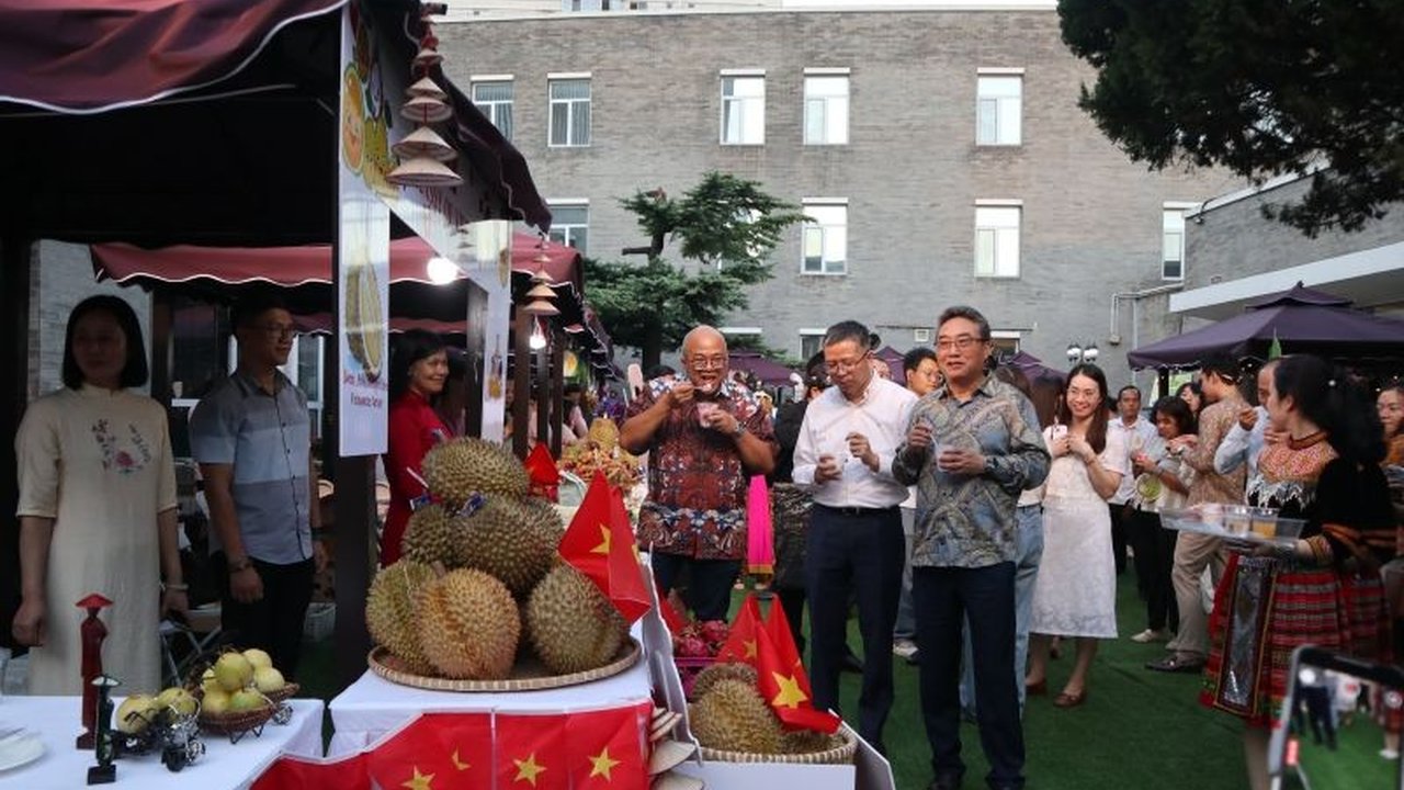 Festival Durian ASEAN-China di Beijing perkuat kerja sama ekonomi regional. Acara ini menampilkan beragam varietas durian dan produk olahannya dari negara-negara ASEAN.