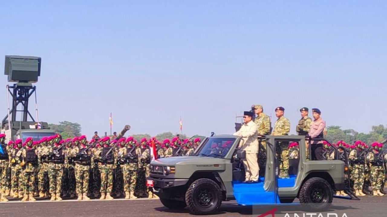 Presiden Prabowo Subianto menganugerahkan pangkat kehormatan kepada 14 purnawirawan TNI sebagai bentuk penghargaan. Apa saja pangkat yang diberikan dan agenda penting lainnya?