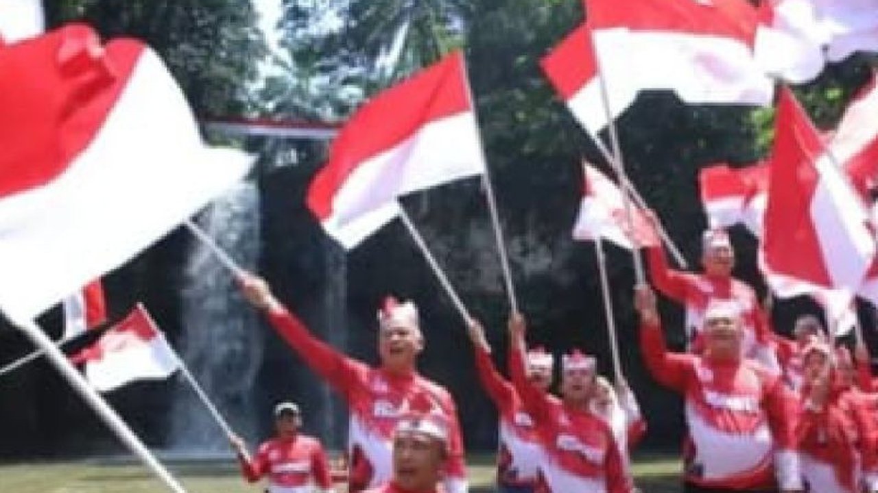 Pemerintah Kabupaten Asahan mengibarkan Bendera Merah Putih Asahan sepanjang 80 meter di Air Terjun Simonang-monang. Simak tujuan di balik aksi patriotik ini!