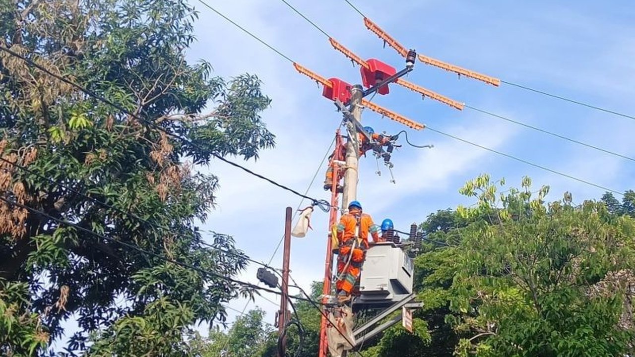 PLN UID Sulselrabar mengingatkan pentingnya menjaga jarak aman jaringan listrik saat pemasangan atribut HUT RI. Hindari insiden tak terduga demi perayaan meriah.