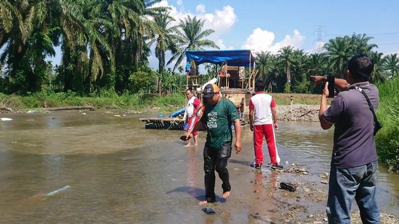 Satreskrim Polres Pasaman berhasil menangkap seorang pelaku tambang emas ilegal di Sungai Sibinail. Simak kronologi penangkapan dan barang bukti yang disita!