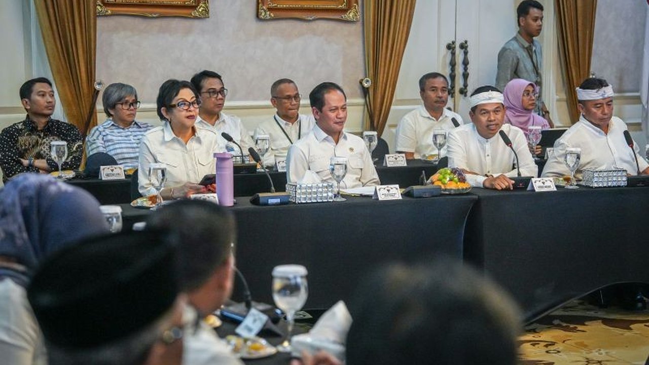 Menteri Lingkungan Hidup Hanif Faisol Nurofiq menegaskan bahwa pengelolaan lingkungan adalah investasi jangka panjang, bukan beban, demi masa depan berkelanjutan.