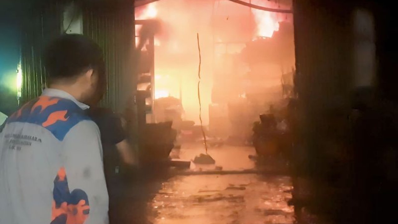 Kebakaran hebat melanda ruko servis elektronik di Jalinsum OKU dini hari, tiga armada damkar dikerahkan untuk memadamkan api yang diduga akibat korsleting listrik.