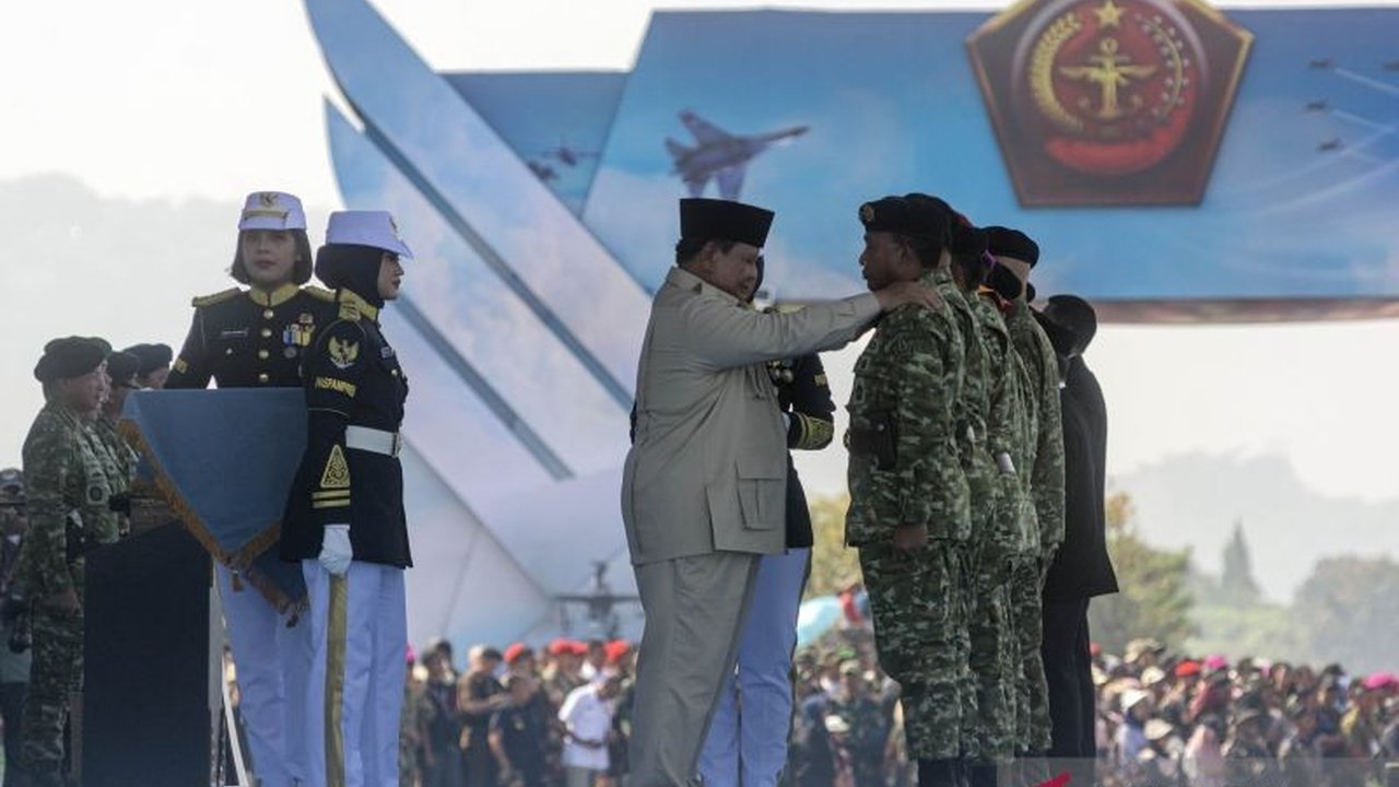 Tujuh purnawirawan TNI, termasuk teman seperjuangan Presiden Prabowo, dianugerahi pangkat kehormatan bintang tiga dan dua. Siapa saja mereka dan bagaimana kiprahnya dalam sejarah militer Indonesia?