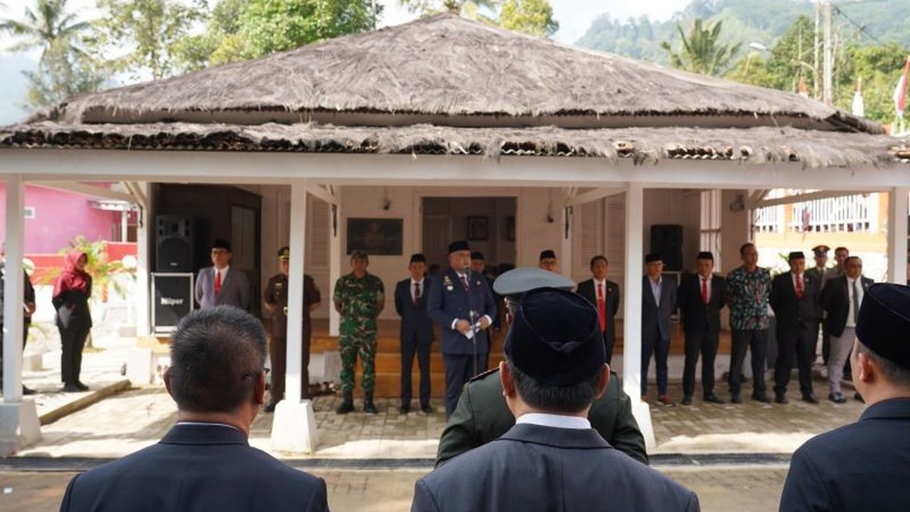Bupati Rudy Susmanto melakukan penjemputan bendera pusaka dari Rumah Sejarah Malasari, Bogor, sebuah lokasi bersejarah yang menyimpan kisah perjuangan, jelang peringatan HUT RI ke-80.