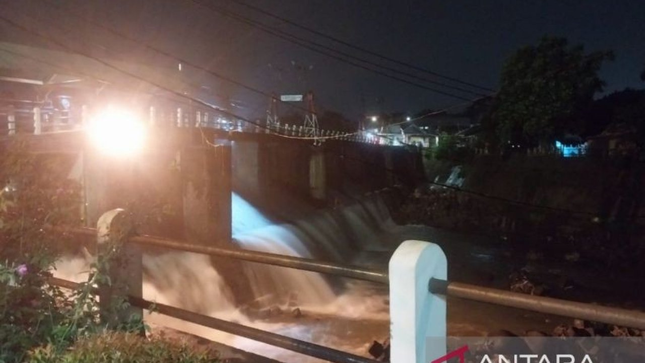 Bendung Katulampa di Bogor tetap berstatus normal meskipun wilayah Bogor dilanda hujan deras selama dua hari, memicu pertanyaan tentang stabilitas debit air Sungai Ciliwung.