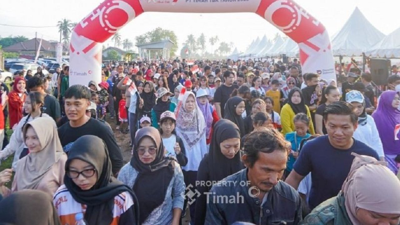 Ribuan warga Belinyu memadati Lapangan Belinyu untuk mengikuti Pekan Sehat PT Timah, sebuah acara meriah dalam rangka HUT ke-49 PT Timah Tbk yang penuh semangat kebersamaan.