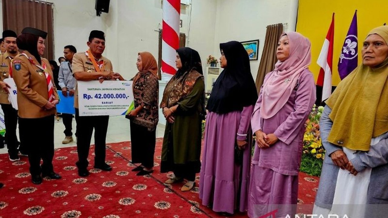 BPJS Ketenagakerjaan menyerahkan santunan JKM total Rp820 juta kepada 20 ahli waris di Natuna. Ketahui manfaat lengkap perlindungan sosial ini dan syaratnya!