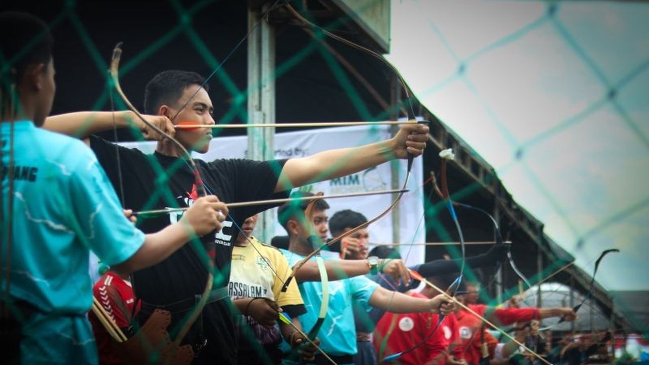 Pemerintah Kota Makassar menggelar lomba memanah yang diikuti ribuan santri, bukan hanya untuk fisik, tapi juga perkuat spiritual. Bagaimana olahraga sunah ini membentuk karakter?