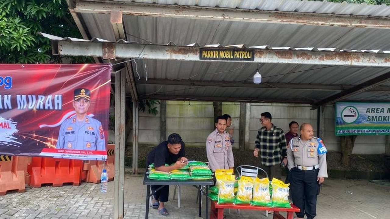 Polda Banten bersama jajaran Polres sukses menggelar Gerakan Pangan Murah, menyalurkan 20,5 ton beras SPHP untuk stabilisasi harga dan bantu masyarakat.