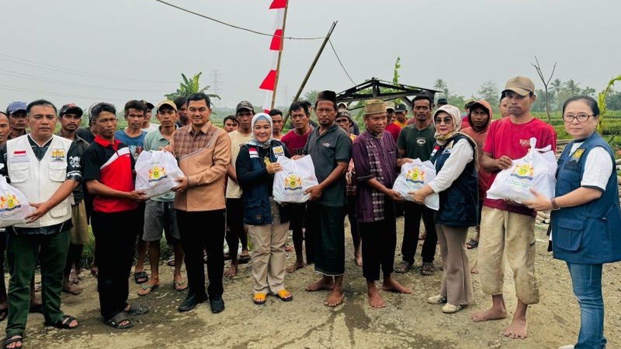 Kadin Bogor bergerak cepat menyalurkan bantuan sembako bagi ratusan petani ikan di Ciseeng yang kolamnya terendam banjir, sekaligus meninjau program rehabilitasi rutilahu.