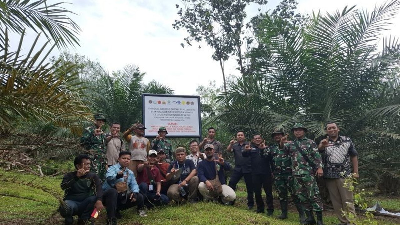 Satuan Tugas Penertiban Kawasan Hutan (Satgas PKH) bersama Kejati Sumbar berhasil menertibkan 8.000 hektare lahan hutan dari dua korporasi di Solok Selatan. Simak selengkapnya!
